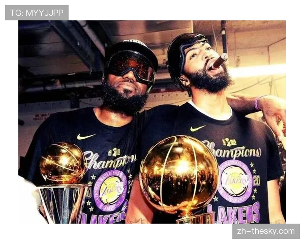 特写镜头：安东尼-戴维斯完成封盖后长传勒布朗-詹姆斯，完成空中接力